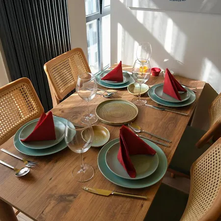 Bird Nest Aparthotel