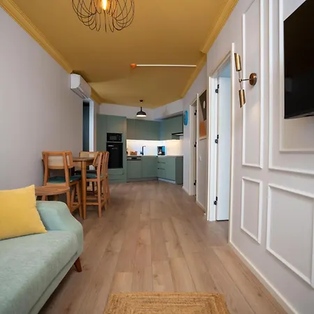 Bird Nest Aparthotel