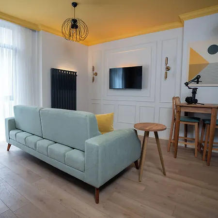 Bird Nest Aparthotel