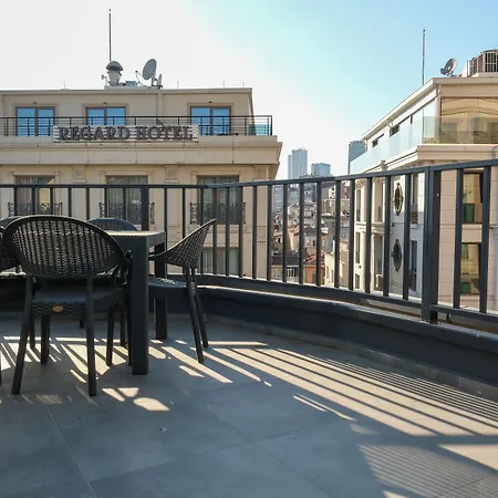 Bird Nest Aparthotel