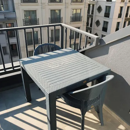 Bird Nest Aparthotel