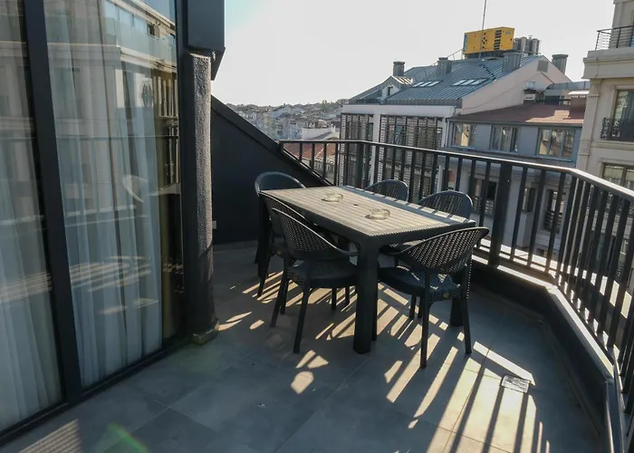 Bird Nest Aparthotel