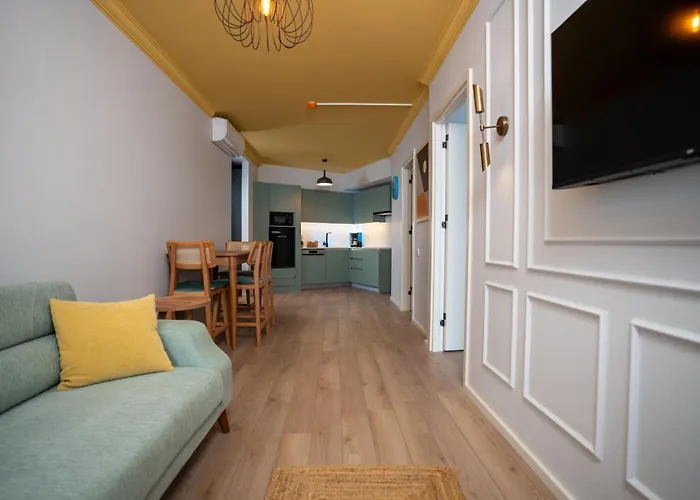 Bird Nest Aparthotel