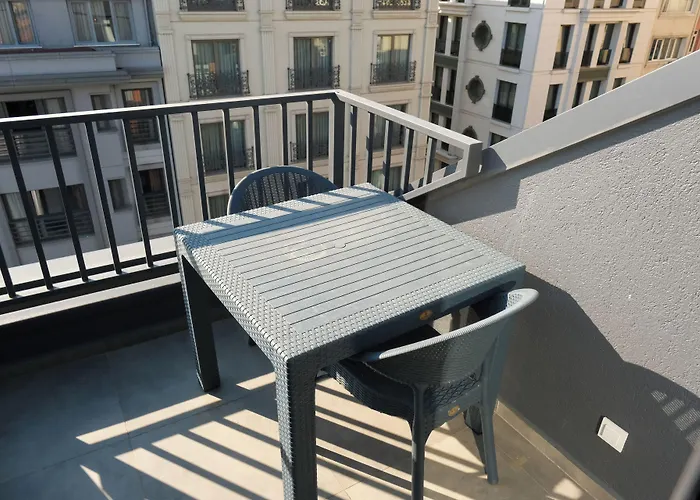 Bird Nest Aparthotel