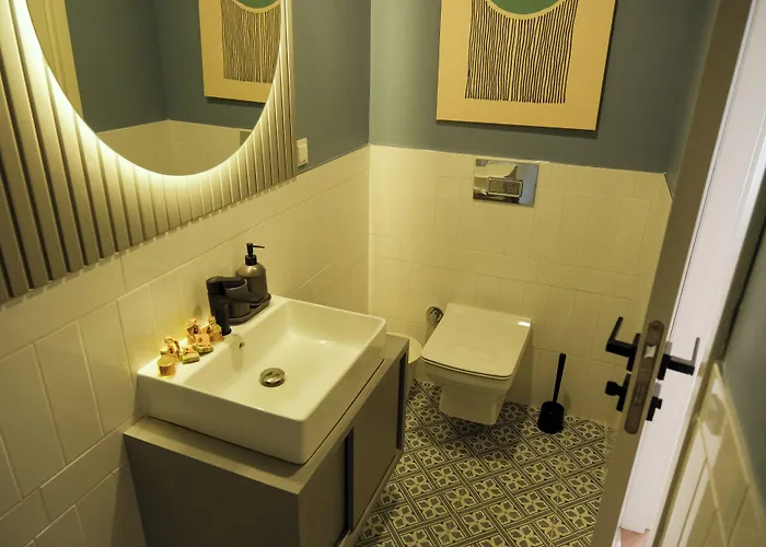 Bird Nest Aparthotel